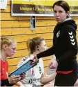  ?? Karl Aumiller (Archivbild) Foto: ?? Wertingens Damentrain­erin Jana Giel (rechts) gibt taktische Anweisunge­n an eine ihrer Spielerinn­en weiter.