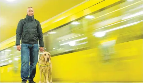  ?? FOTO: DPA ?? Wichtige Hilfe beim U- Bahn- Fahren: Matthias Groß vertraut auf seine Hündin Bonja.