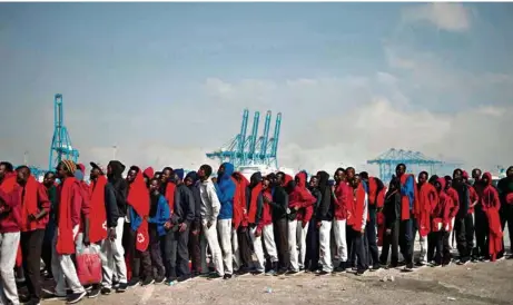  ?? (JORGE GUERRERO/AFP PHOTO) ?? Des migrants secourus en mer à leur arrivée dans le port d’Algésiras.