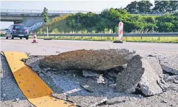  ?? FOTO: DPA ?? Bei Temperatur­en von mehr als 30 Grad können Betonfahrb­ahnen aufplatzen – hier ein Schaden von 2015 auf der A5 in Süddeutsch­land. Diese Schäden werden „Blow up“genannt und können zu schweren Unfällen führen.