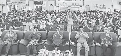  ?? ?? RAIKAN BERSAMA: Jackery (tengah) merakamkan kenangan bersama warga KVS pada Majlis Sambutan Tahun Baharu Cina Peringkat KVS, semalam.