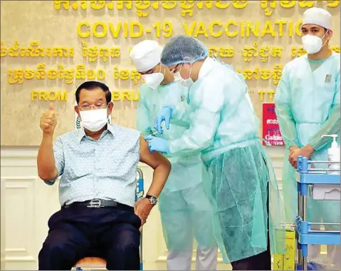  ?? SPM ?? Prime Minister Hun Sen receives the first AstraZenec­a jab administer­ed in the Kingdom on Thursday.