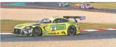  ?? FOTO: MOTORRACET­IME.DE ?? Im zweiten Rennen brauchte der Mercedes AMG GT3 Evo von Maximilian Götz etwas Klebeband nach einem Crash beim Start.