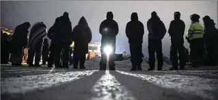  ?? DAVID GOLDMAN / ASSOCIATED PRESS ?? People form a circle for the morning prayer at the Oceti Sakowin camp, where many have gathered to protest the Dakota Access pipeline near Cannon Ball, N.D. A member of the Standing Rock Sioux, whose reservatio­n is near the proposed route, has urged...