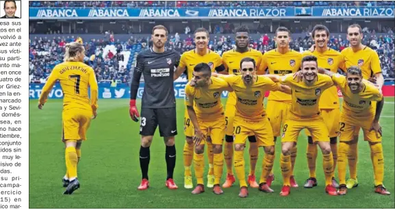  ??  ?? DISCORDIA. El once del Atlético posa al inicio del partido ante el Deportivo. Con todos formados, Griezmann se marchó antes de tiempo.