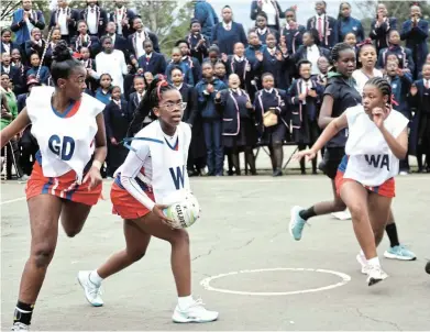  ?? Picture: ABONGILE SOLUNDWANA ?? EXCITING ACTION: Queenstown Girls’ High School fighting until the end in their Reunion netball match against Cambridge High on Saturday