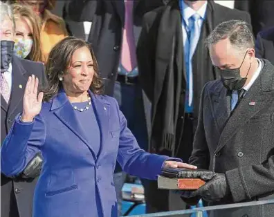  ?? EFE ?? La vicepresid­enta Kamala Harris presta juramento sobre dos biblias, en un momento histórico para Estados Unidos.