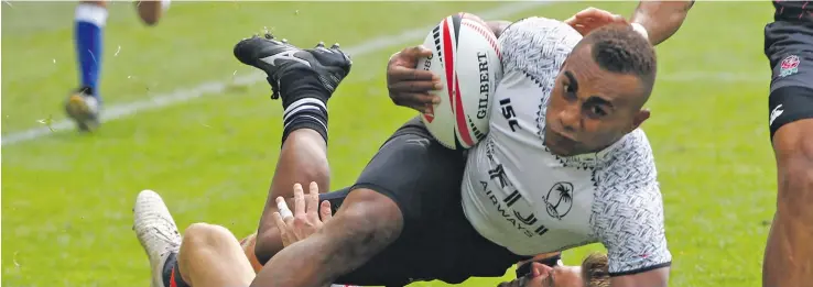  ?? Photo: iMartin Seras Lima ?? Eroni Sau with ball goes over for a try against England in the Cup quarterfin­als of the Paris 7s on June 10, 2018.