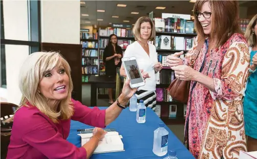  ?? Brett Coomer / Houston Chronicle ?? Author Beth Moore talks to Linda Payne during a book signing Tuesday at Barnes & Noble in The Woodlands.
