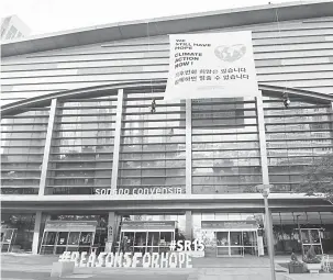  ?? — Gambar AFP ?? TUNTUTAN: Aktivis Greenpeace memaparkan kain rentang gergasi dengan kata-kata bermaksud ‘Kita masih ada harapan, Tindakan iklim sekarang!’ semasa satu aktiviti sebelum sidang akhbar PCC di Songdo Convensia, Incheon semalam.