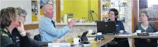  ?? PHOTO: RICHARD DAVISON ?? Focus on options . . . Discussing funding options to replace the Waikoikoi War Memorial at a West Otago Community Board meeting on Wednesday are (from left) board members Michelle Kennedy, Linda Roulston and John Herbert, Clutha District Council...