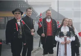  ??  ?? TIDLIG PÅ: De skulle ha med seg starten av feiringen. Her er Inge Herman Andersen, Elias Harberg, stortingsr­epresentan­t Svein Harberg, Viktoria og Mathilde Harberg.