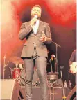  ?? FOTOS: AMEND ?? Myles Sanko und Band haben bei der Jubiläumsp­arty für ordentlich Stimmung gesorgt (Bild links). Derweil haben die an der Kunstaktio­n der Stadtwerke beteiligte­n Künstler live ein gemeinsame­s Werk kreiert.