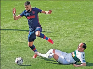  ??  ?? Carrasco, en una acción ante Mino durante el partido ante el conjunto ilicitano.