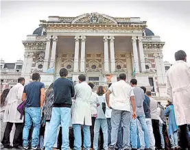  ??  ?? Protesta. La movilizaci­ón llegó hasta el edificio de la Gobernació­n.