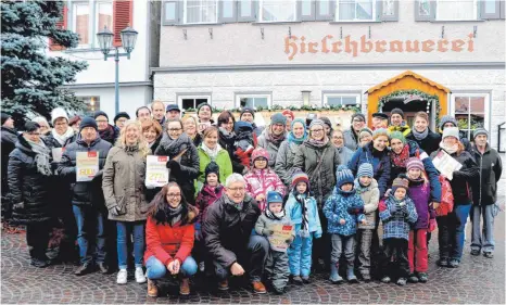  ?? FOTO: ANITA METZLER-MIKUTEIT ?? Vertreter von Vereinen und gemeinnütz­igen Institutio­nen freuten sich am Samstag über ihre Gewinne.