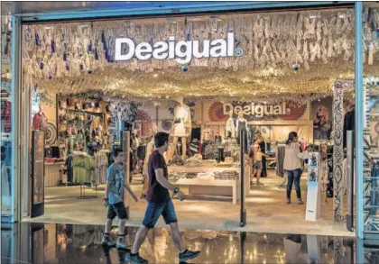  ?? / HORACIO VILLALOBOS (GETTY) ?? Una tienda de Desigual en el aeropuerto barcelonés de El Prat.