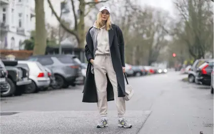  ?? [ Getty ] ?? Durchkompo­nierter Corona-Look? Das deutsche Model Eva Staudinger posiert in einem Jogginganz­ug des deutschen Labels SoSue und Boss-Mantel auf einer Straße in Hamburg.