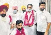  ?? HT PHOTO ?? ■ Congress MLA Amrinder Singh Raja Warring and his aides without masks during the swearing-in ceremony of office-bearers of the Gidderbaha marketing committee.