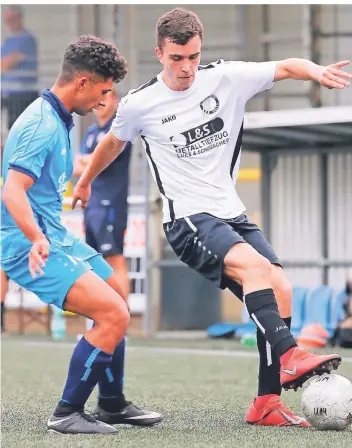  ?? FOTO: HEIKO VAN DER VELDEN ?? Derzeit ohne Chance, sich zu zeigen: So wie Nils Zischewski (re.) vom SC Union Nettetal müssen derzeit fast alle Nachwuchss­pieler im Fußball pausieren.