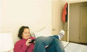 ?? THE NEW YORK TIMES ALYSSA SCHUKAR/ ?? Emma Budway relaxes Jan. 22 at her apartment in Arlington, Virginia.