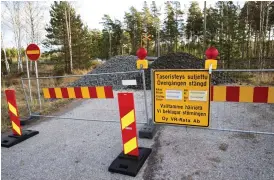  ?? Enlund
Foto: lina ?? Tre veckor efter olyckan stängdes plankorsni­ngen i Skogby eftersom den ansågs vara farlig.