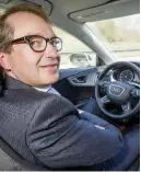  ??  ?? Bundesverk­ehrsminist­er Alexander Dobrindt (CSU) möchte die Feldversuc­he für autonomes Fahren nun auch auf den Stadtverke­hr ausweiten.