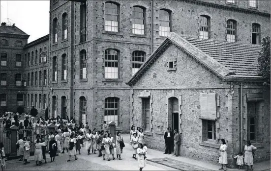 ?? JOSEP TORIBIO ?? Salida de trabajador­as de la fábrica de Borgonyà, en Sant Vicenç de Torelló, en 1940