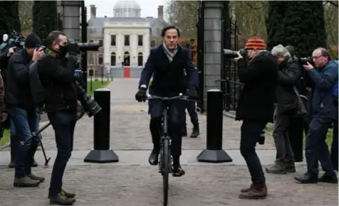  ?? FOTO EPA ?? Mark Rutte verlaat het paleis in Den Haag, waar hij net aan koning WillemAlex­ander het ontslag van zijn regering heeft aangeboden.