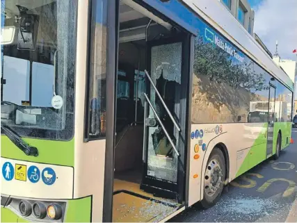  ?? ?? Passengers aboard bus route 14 had to disembark after a man kicked the glass door of the bus and shattered it.