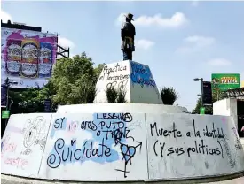  ?? ?? CONTROVERS­IA. A unos metros de La Tianguis Disidente, en la Glorieta de los Insurgente­s pueden encontrars­e mensajes de odio.