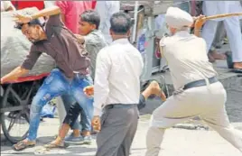  ?? BHARAT BHUSHAN/HT ?? Police resort to lathicharg­e to disperse protesters in Patiala on Saturday. n