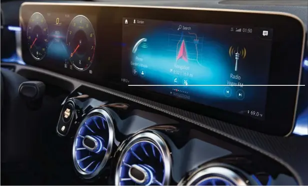  ?? FOTO: MERCEDES-BENZ ?? De store digitale displays i den kommende Mercedes-Benz A-Klasse viser, hvad vej udviklinge­n går.