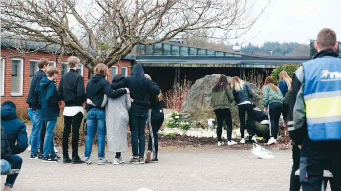  ?? FOTO: THOMAS JOHANSSON/TT ?? Tryckt stämning. Ängskolan i Skene. Många elever stannar till vid minnesplat­sen på väg in till skolan.