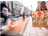  ?? RP-FOTO: ANDREAS ENDERMANN ?? Auf der Oststraße wurde am Samstag eine „Pop up Bike Lane“eingericht­et. ADFC, Greenpeace, VCD und andere Initiative­n standen hinter der Aktion.
