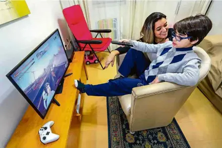  ??  ?? Ana Paula Machado e seu filho Francisco Machado Quevedo, 11 anos, que queria ser youtuber