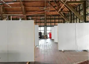  ?? Foto: Anna Hecker (Archivbild) ?? Das Neuburger Brückenkol­lektiv wird die Markthalle am Schrannenp­latz 2024 nicht erneut in eine Kunsthalle verwandeln.