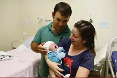  ?? Roberto Custódio ?? Rodrigo Menezes Vieira e Geruza Belo do Amaral com o filho recém-nascido: familiares ainda não conhecem o bebê porque estão ‘presos’ no sítio