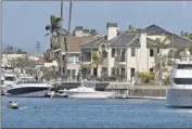  ?? Allen J. Schaben Los Angeles Times ?? OFFICIALS blame at least 20 burglaries in Huntington Harbor area this year on a South American gang.
