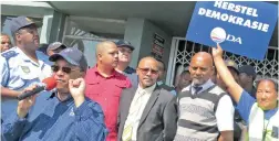  ?? PICTURE: OUDSHOORN COURANT ?? VOTE OF NO CONFIDENCE: The DA’s Deputy Federal chairperso­n Dr Ivan Meyer addresses protesters in Oudtshoorn in September last year. Behind him is deputy mayor Vlancio Donson, in red, mayor Gordon April, and Speaker John Stoffels.