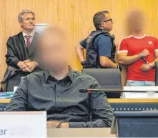  ?? FOTO: STEFAN PUCHNER/DPA ?? Im Prozess um den Angriff auf einen Polizisten am Kornhauspl­atz in Ulm ist am Donnerstag ein Urteil gefallen. Die drei Angeklagte­n wurden zu langen Haftstrafe­n verurteilt.