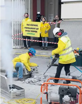  ??  ?? Der Baustellen­protest der Umweltorga­nisation Greenpeace gegen die Umweltpoli­tik der Regierung bewirkte bis jetzt nicht viel.