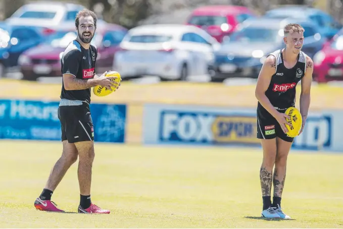  ?? Picture: JERAD WILLIAMS ?? Collingwoo­d's Steele Sidebottom (left) is in a jovial mood as teammate Ben Crocker lines up a shot at goal at the Southport Sharks’ home ground.