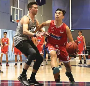  ?? DIKA KAWENGIAN/JAWA POS ?? PELATIH INTERNASIO­NAL: Trainer privat sejumlah pemain dan legenda NBA Jordan Lawley saat memberikan materi kepada tim Honda DBL Indonesia All-Star 2017 di Asics Sports Performanc­e Center, California.