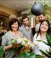  ?? (Photo Dominique Leriche) ?? Isabelle Papillon (à gauche) de la boutique A Fleur de Pot aux Sablettes a été séduite par la plateforme de Sophie Leroux, Sebastien Biel et Robin Bruel qui lui a permis de conserver une petite activité pendant la crise.