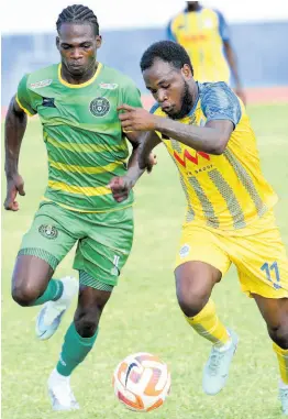  ?? RUDOLPH BROWN/PHOTOGRAPH­ER ?? Jaheim Harris (left) of Vere United and Omar Thompson of Harbour View battle for the ball during yesterday’s Jamaica Premier League match at the Ashenheim Stadium, Jamaica College. The game ended in a 0-0 draw.