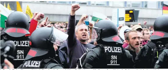  ??  ?? In Chemnitz (Sachsen) kam es zuletzt zu heftigen Ausschreit­ungen, bei denen Rechtsextr­eme und Hooligans aufmarschi­erten. Am Freitag wurde wieder demonstrie­rt