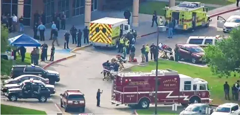  ?? Fotos: dpa ?? Dieses Videostand­bild zeigt Rettungskr­äfte und Polizisten nach Schüssen vor einer High School in Texas.