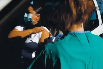  ?? SHMUEL THALER — SANTA CRUZ SENTINEL FILE ?? Encompass DUI Manager Alejandra Vazquez rolls up her sleeve Jan. 14 for her COVID vaccine as she drives through Sutter Health’s vaccinatio­n clinic.