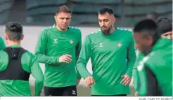  ?? JUAN CARLOS MUÑOZ ?? Borja Iglesias se ejercita junto a Joaquín en un entrenamie­nto.